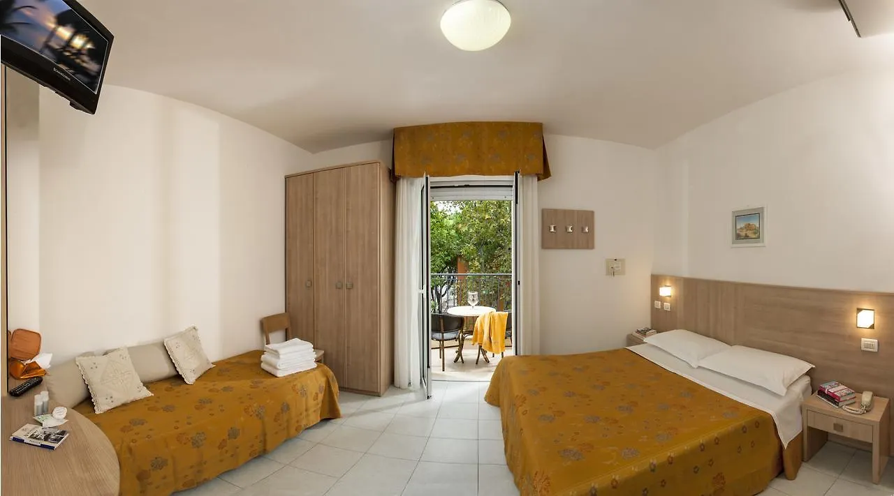 Hotel Alfonsina Riccione 2*,
